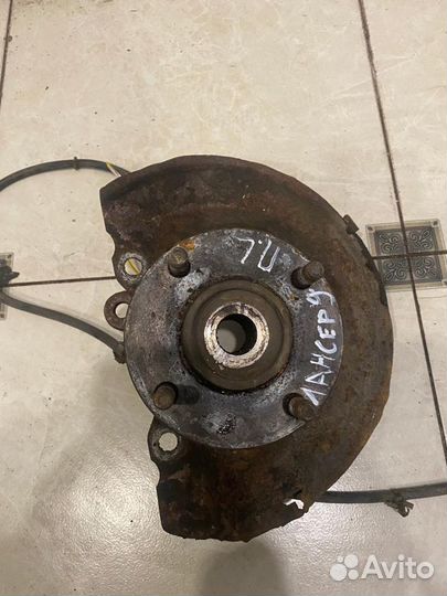 Поворотный кулак передний левый Mitsubishi Lancer