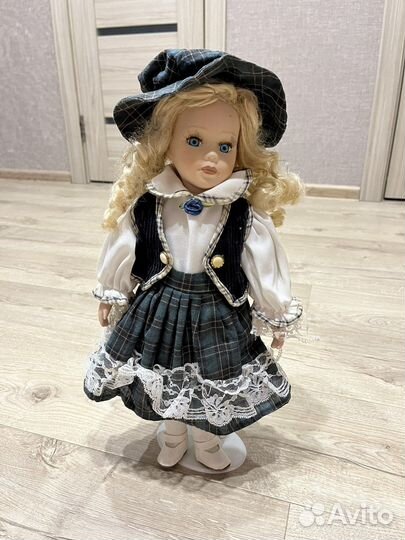 Кукла фарфоровая
