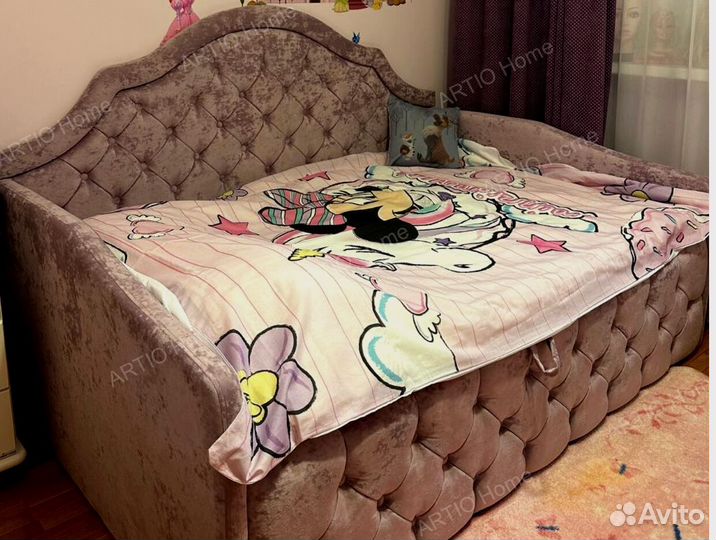 Кровать с мягкой спинкой