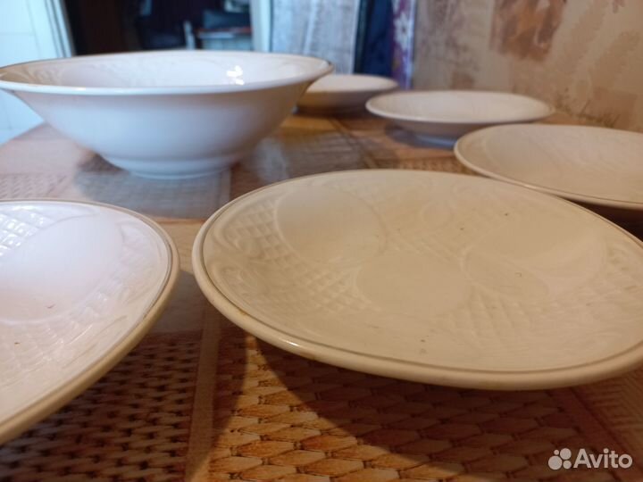 Столовый набор (салатник и 6 тарелок)