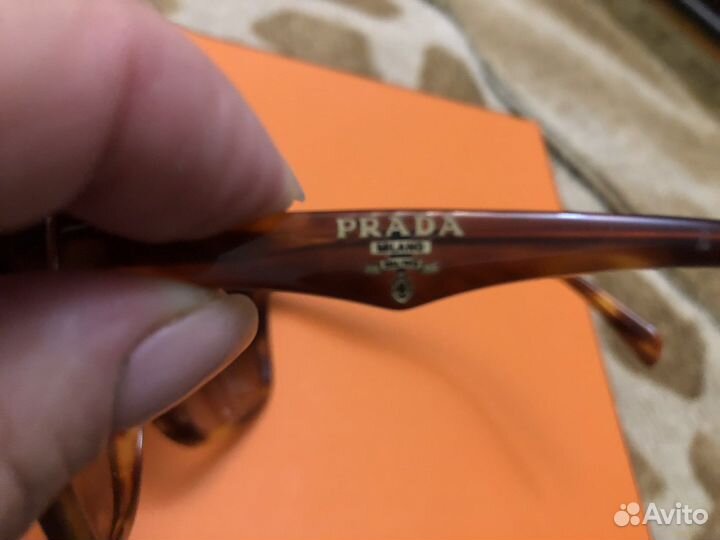 Солнечные очки Prada