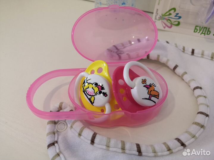 Детские бутылочки пустышки соски слюнявчик