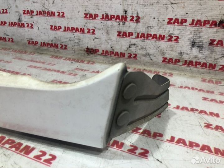 Планка под фару передняя левая Mitsubishi Pajero