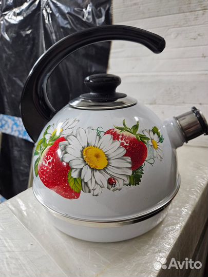 Чайник эмалированный со свистком новый