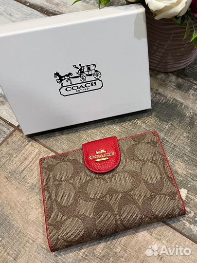 Обложка на паспорт Coach красная с бежевым кожа