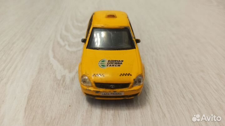 Модель автомобиля приора седан 1/43