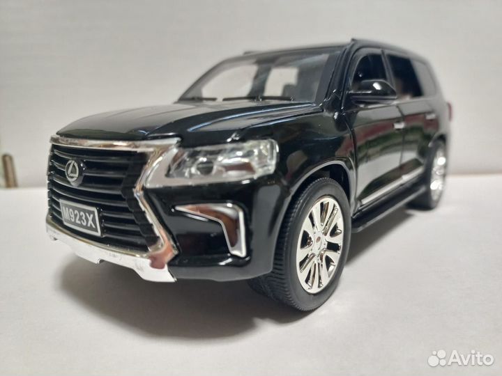 Моделька Lexus LM минивен