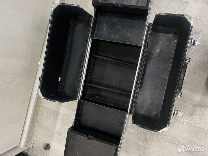 Бьюти чемодан для мастера на колесиках