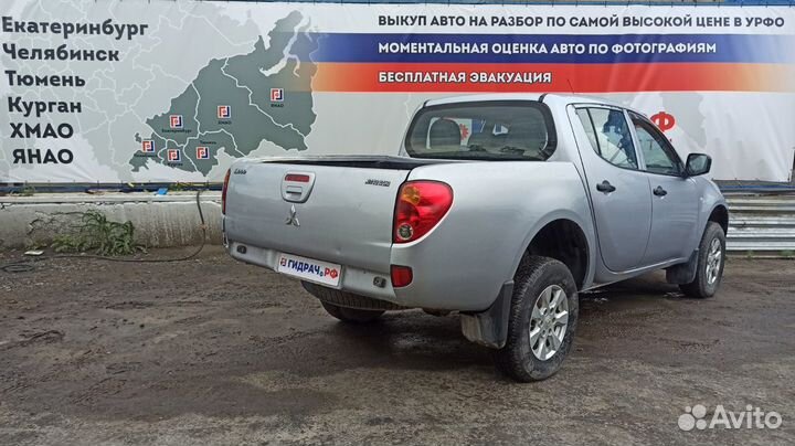 Стекло двери задней левой Mitsubishi L200 5736A007