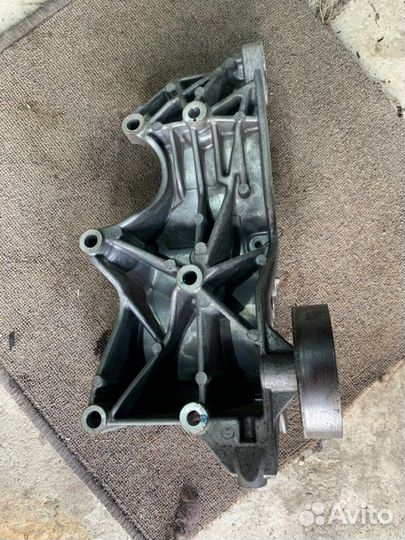 Кронштейн генератора Audi A4 B7