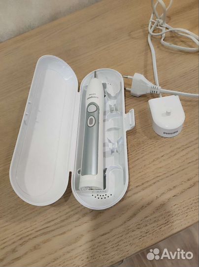 Футляр и зарядка от электрической щётки Филипс