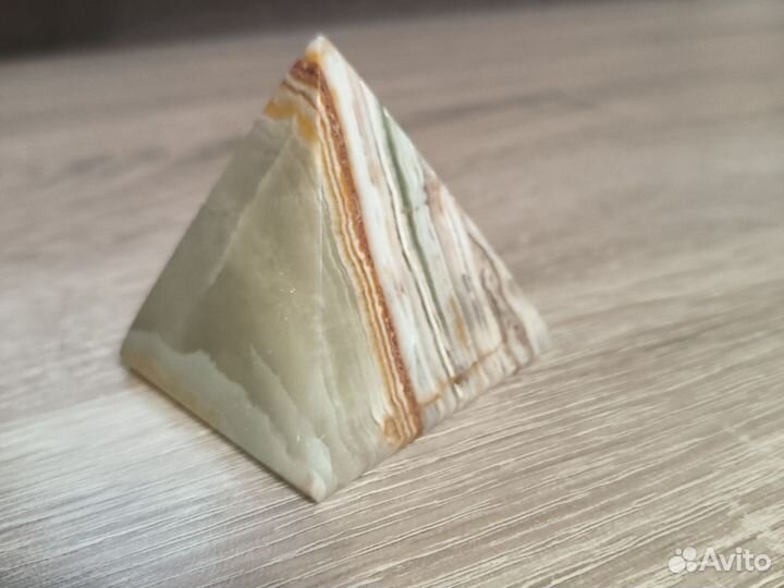 Пирамида из оникса