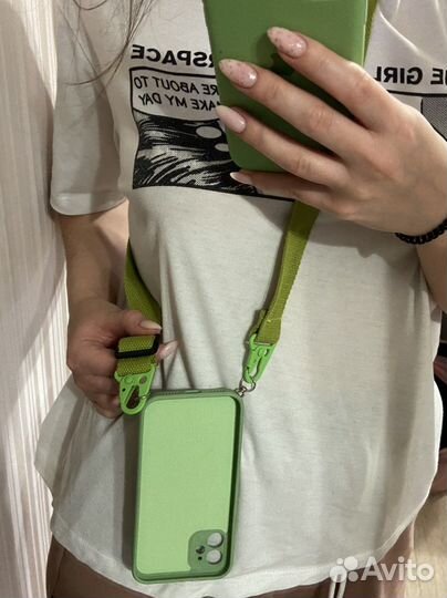 Чехол на iPhone 11 на ремешке через плечо