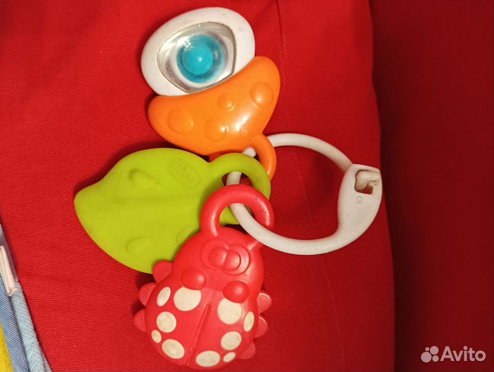Игрушка для малыша Chicco и держатель для соски