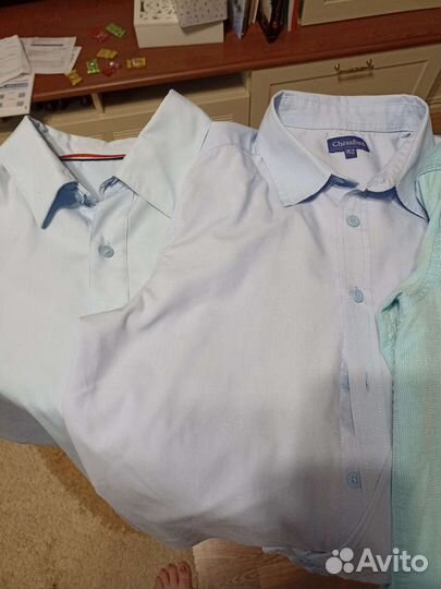 Белые и голубые школьные рубашки