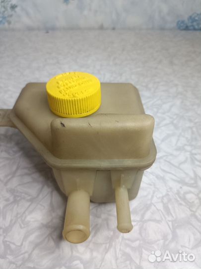 Бачок гура Mazda demio