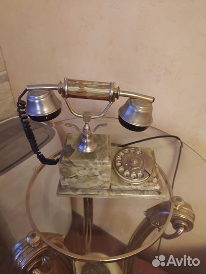 Старинный телефон из оникса