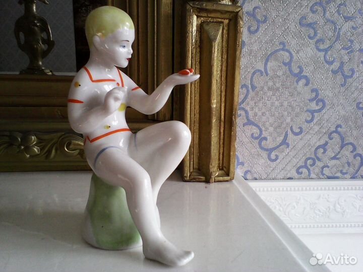 Статуэтки и шкатулка. фарфоровые