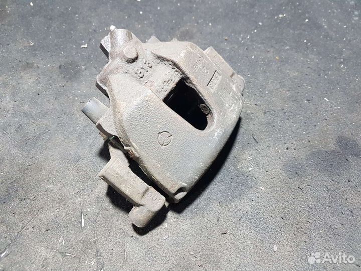 Суппорт передний левый mazda 3 bk