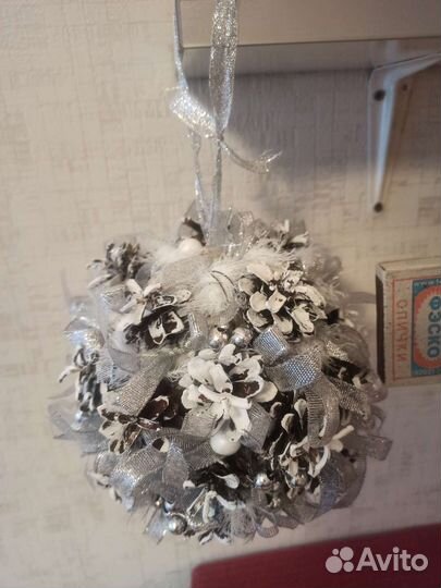 Шар декоративный из шишек