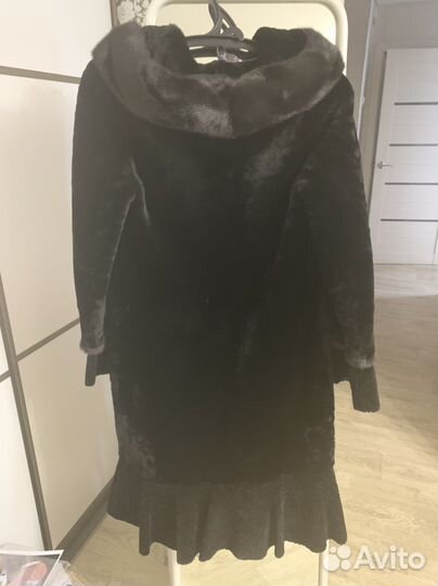 Шуба мутоновая с капюшоном и отделкой норкой