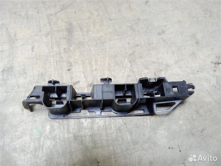 Кронштейн переднего бампера правый от Peugeot 300