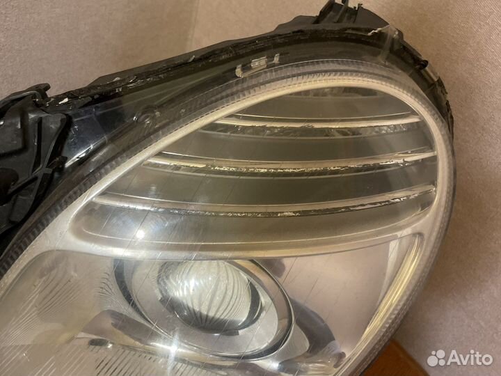 Передняя правая и левая фара w211