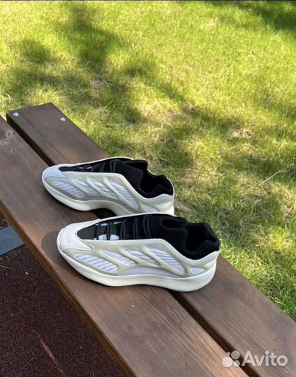 Adidas yeezy boost 700