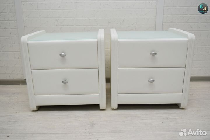 Две прикроватные тумбы
