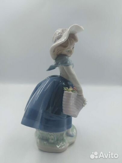 Стаэуэтка Девочка с корзиной цветов