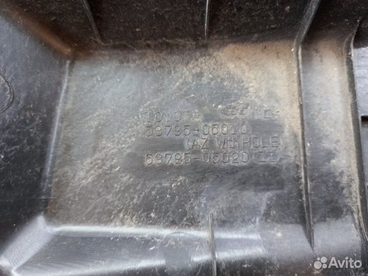 Накладка на рамку радиатора передняя правая Toyota