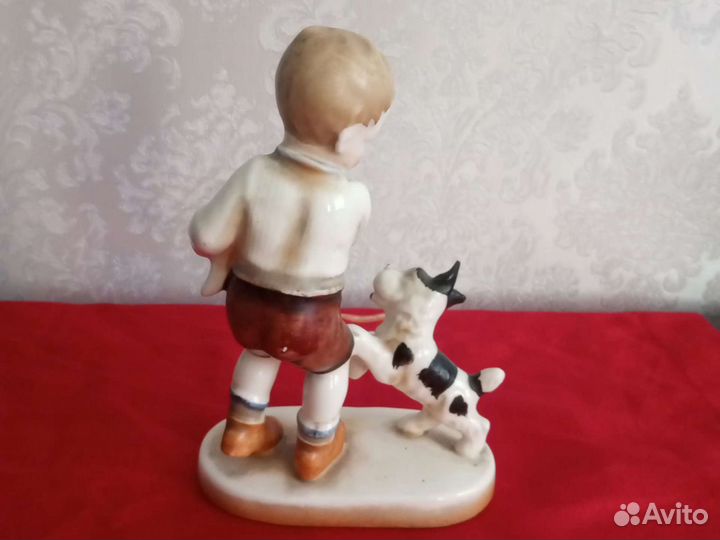 Статуэтка фарфоровая 