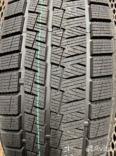 Kapsen SnowShoes AW33 295/40 R21 135U