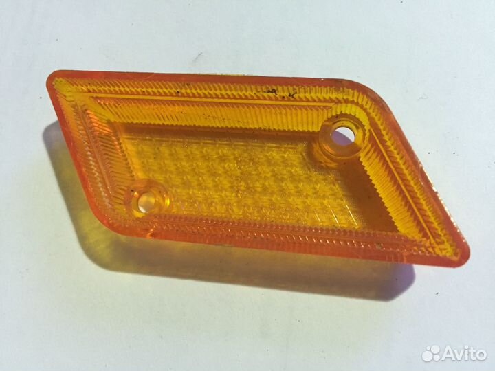 Стекло повторителя поворота правое ваз 2103