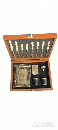 Фляга с шахматами, стопками, воронкой, зажигалкой