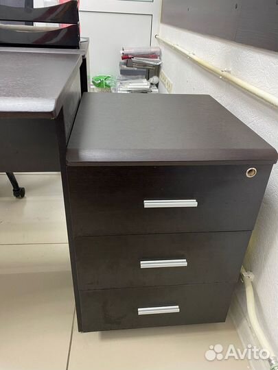 Письменный стол офисный