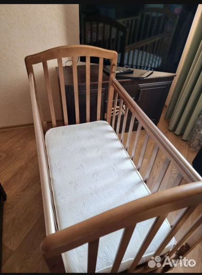 Детская кроватка с маятником