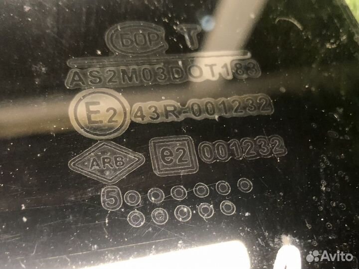 Стекло задней правой двери Renault Logan