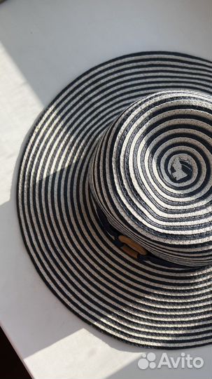 Полосатая шляпа с широкими полями