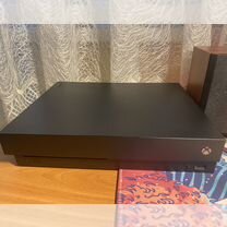 Xbox one x 1тб + 4 игры на диске