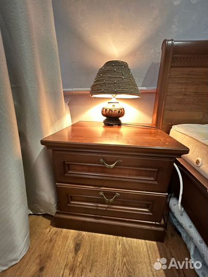 Две прикроватные тумбы