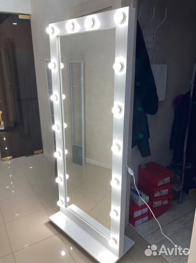 Гримерное зеркало с лампочками