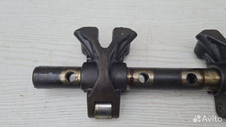 Ось коромысел левый Mitsubishi Galant 8 europe