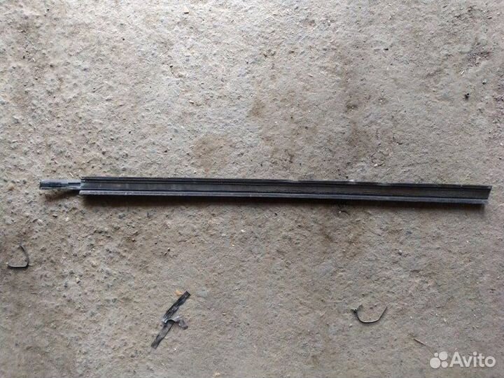 Молдинг стекла передний правый Ford Focus 1 1.8