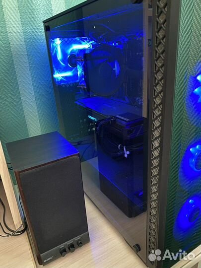 Игровой пк с монитором и клавиатурой