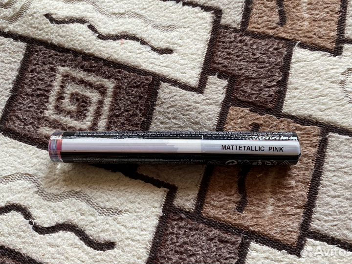 Крем для тела, помада, блеск, кисть для пудры