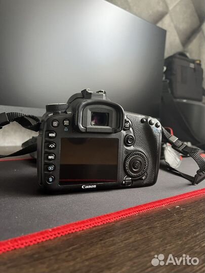 Зеркальный фотоаппарат Canon 7D