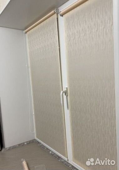 Рулонные шторы в коричневом коробе Y0290