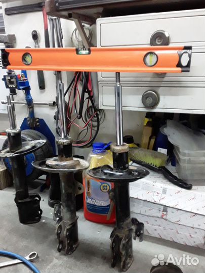 Армортизатор передний правый Toyota 48510-48350