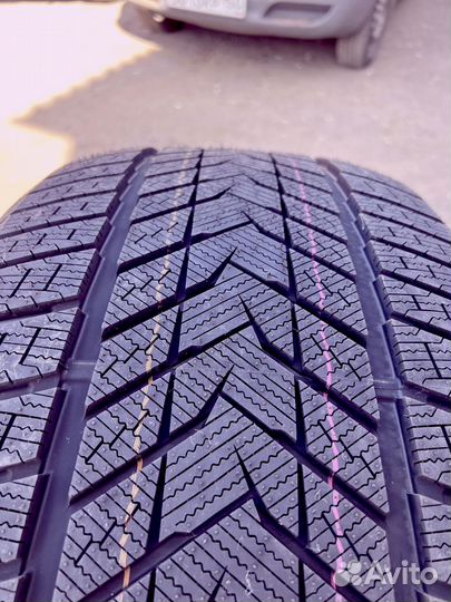 Sonix WinterXPro 999 245/40 R19 122U